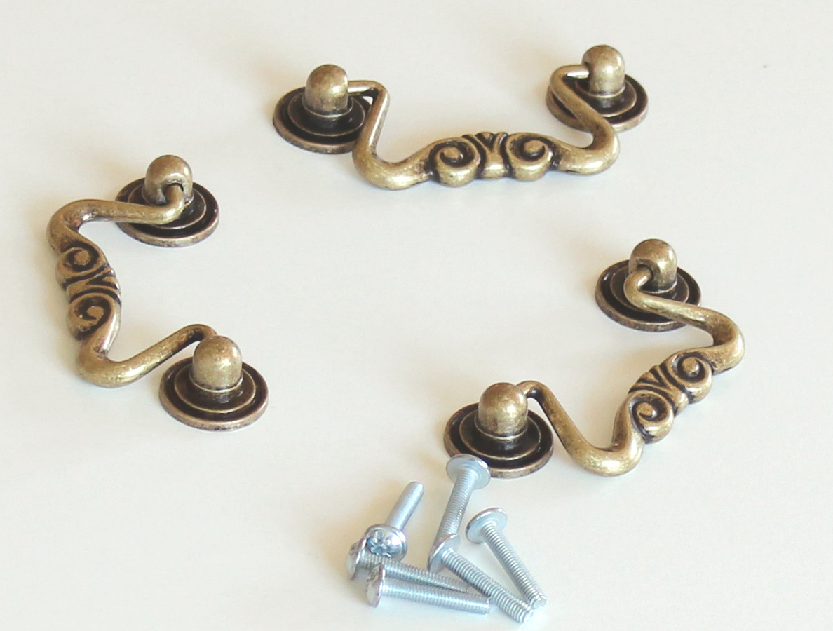 12040 úchytka PETR rozteč 60mm staromosaz visací