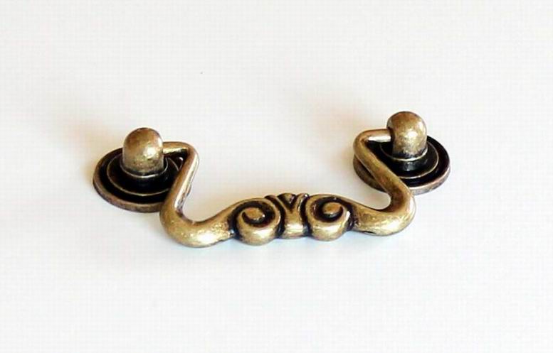 12040 úchytka PETR rozteč 60mm staromosaz visací