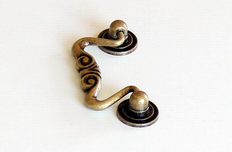 12040 úchytka PETR rozteč 60mm staromosaz visací