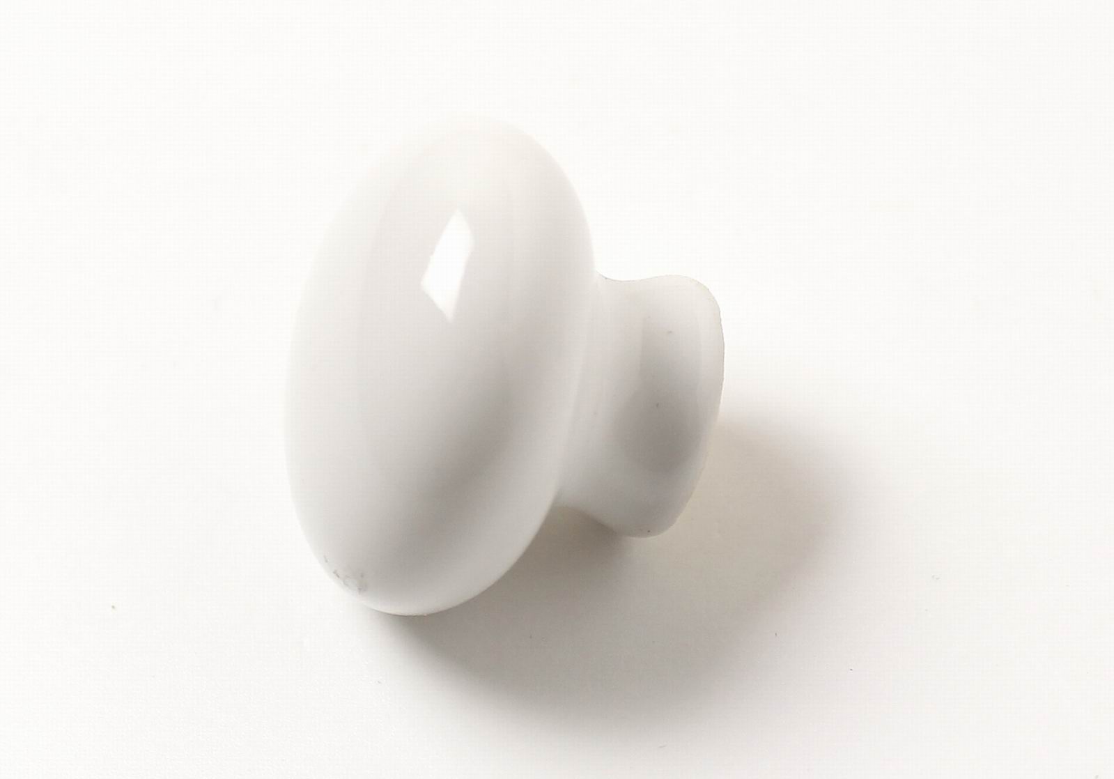 12072 úchytka JULIUS rozteč 33mm porcelán