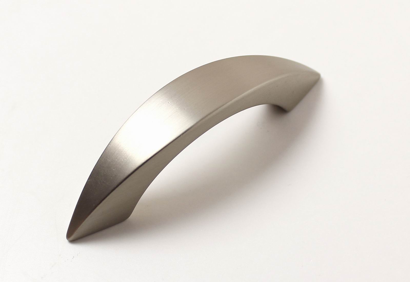 12106 úchytka rozteč 64mm ocel mat