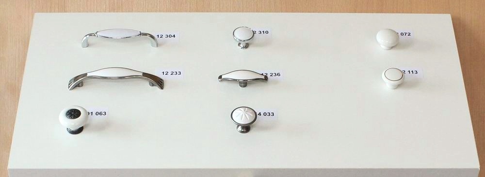 12233 úchytka HERMAN rozteč 96mm starostříbro