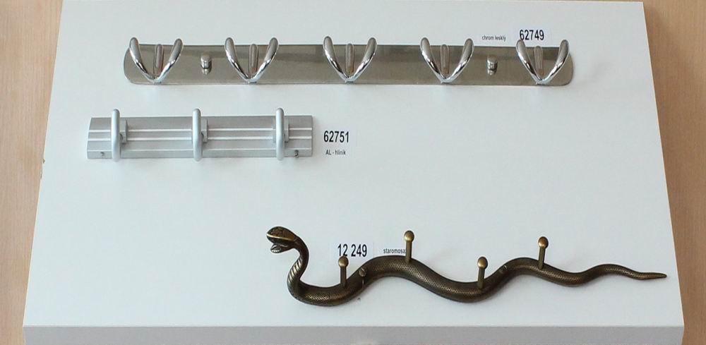 12249 věšák KOBRA staromosaz