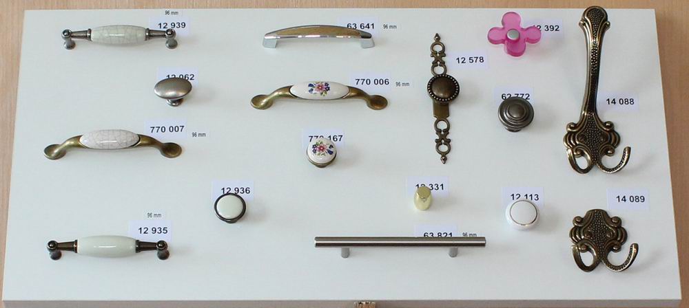 12578 úchytka GINA rozteč 140mm staromosaz