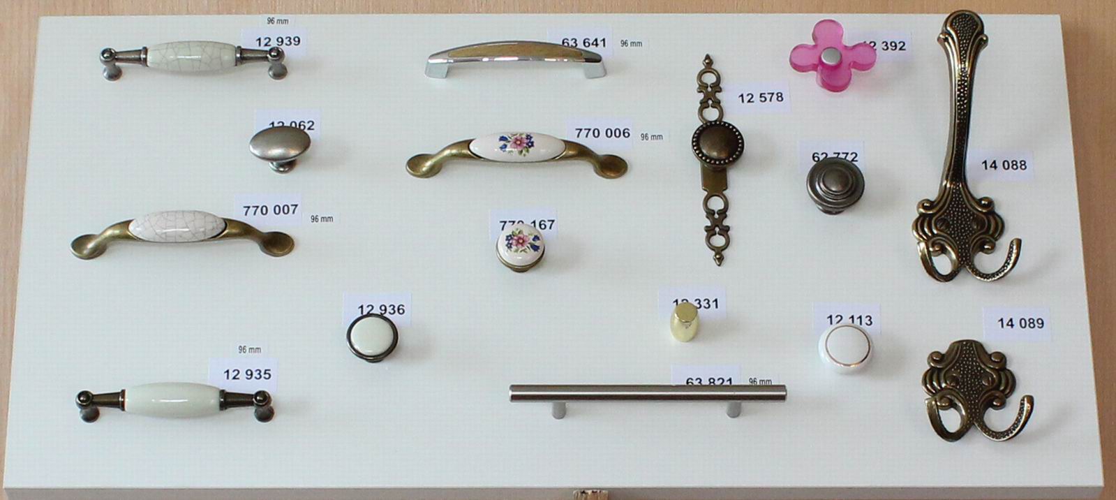 12578 úchytka GINA rozteč 140mm staromosaz