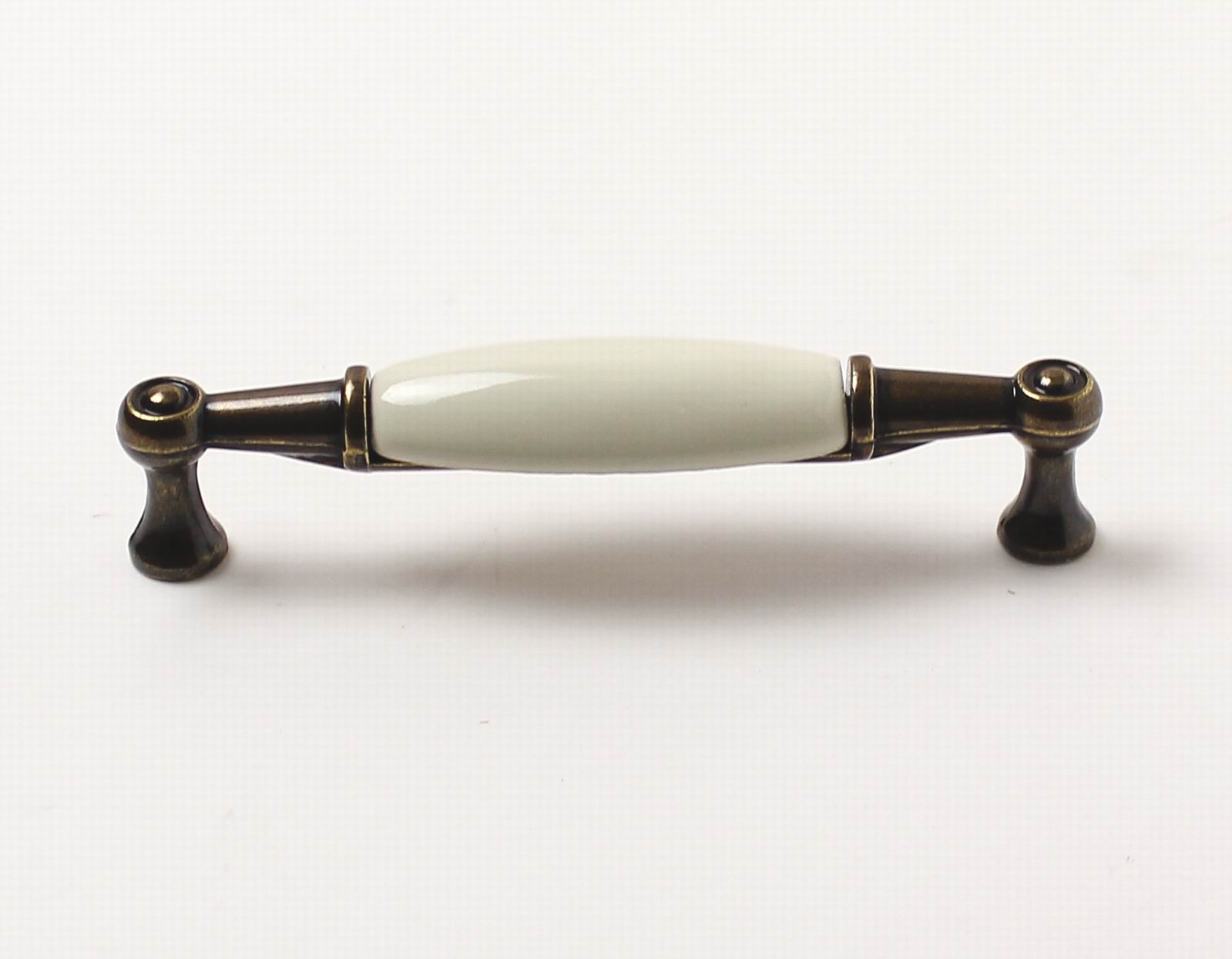 12935 úchytka ERIKA rozteč 96mm staromosaz porcelán