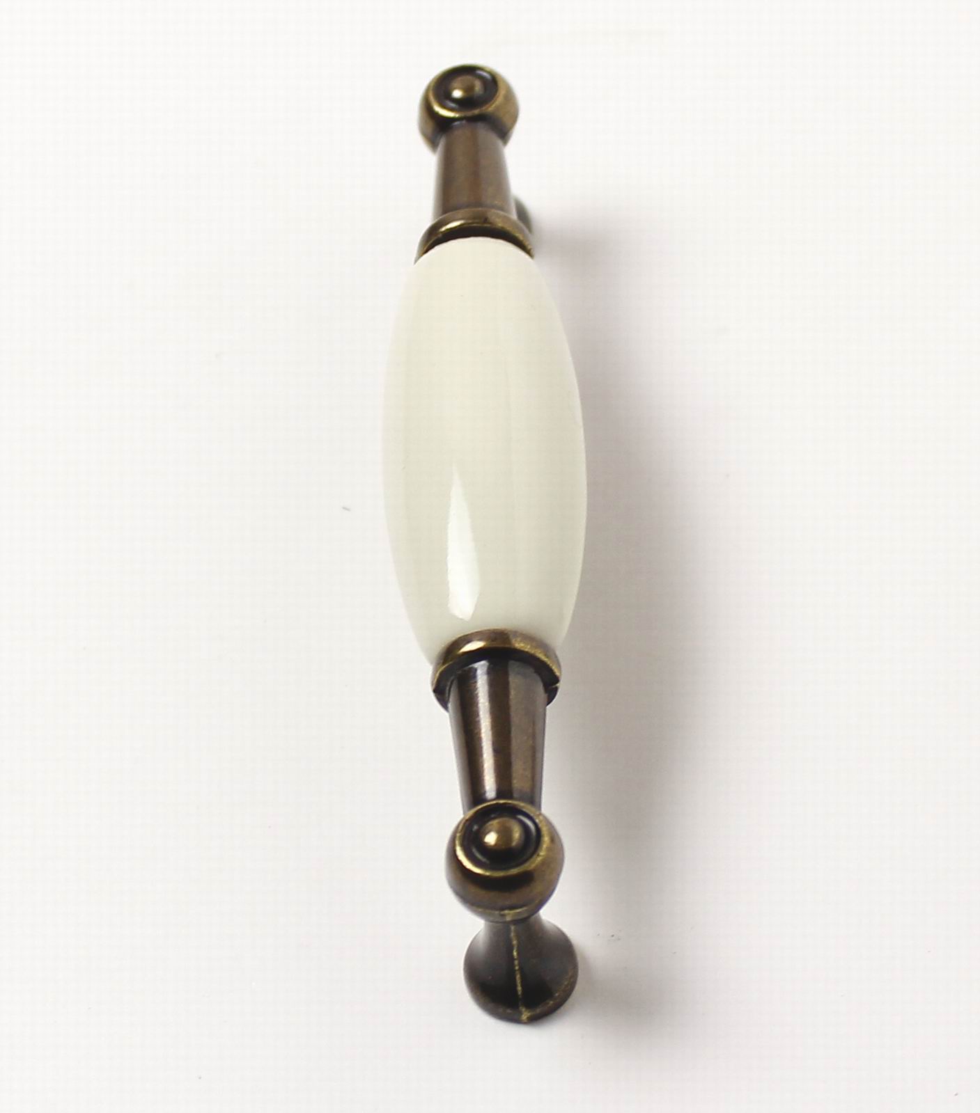 12935 úchytka ERIKA rozteč 96mm staromosaz porcelán