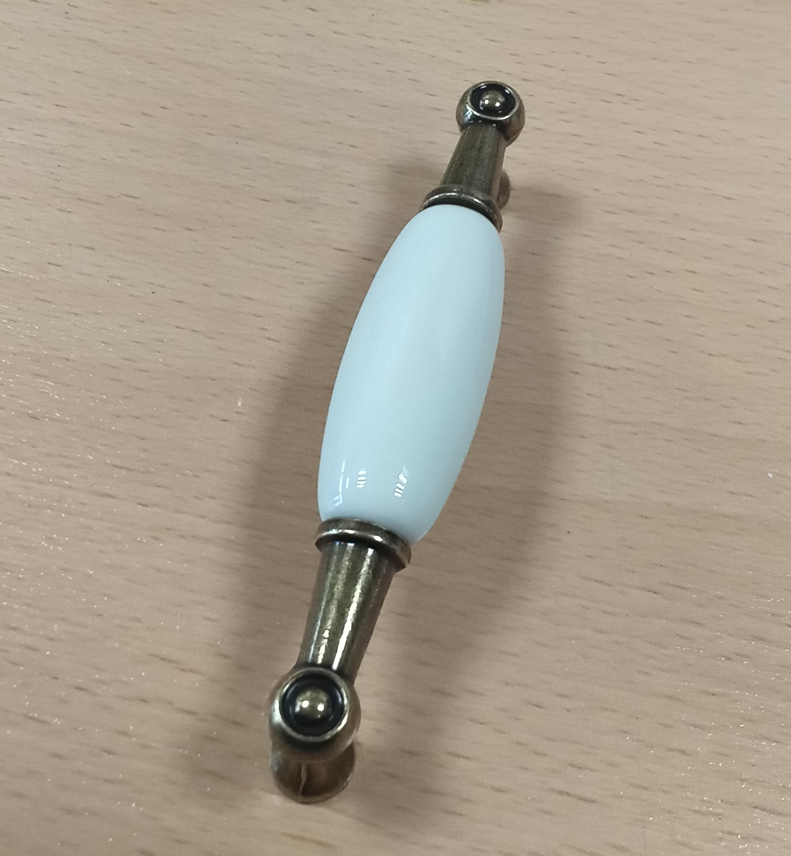 12935 úchytka ERIKA rozteč 96mm staromosaz porcelán