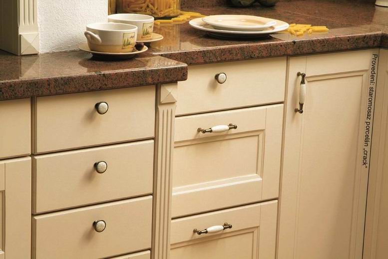 12936 knopka RUDA staromosaz porcelán