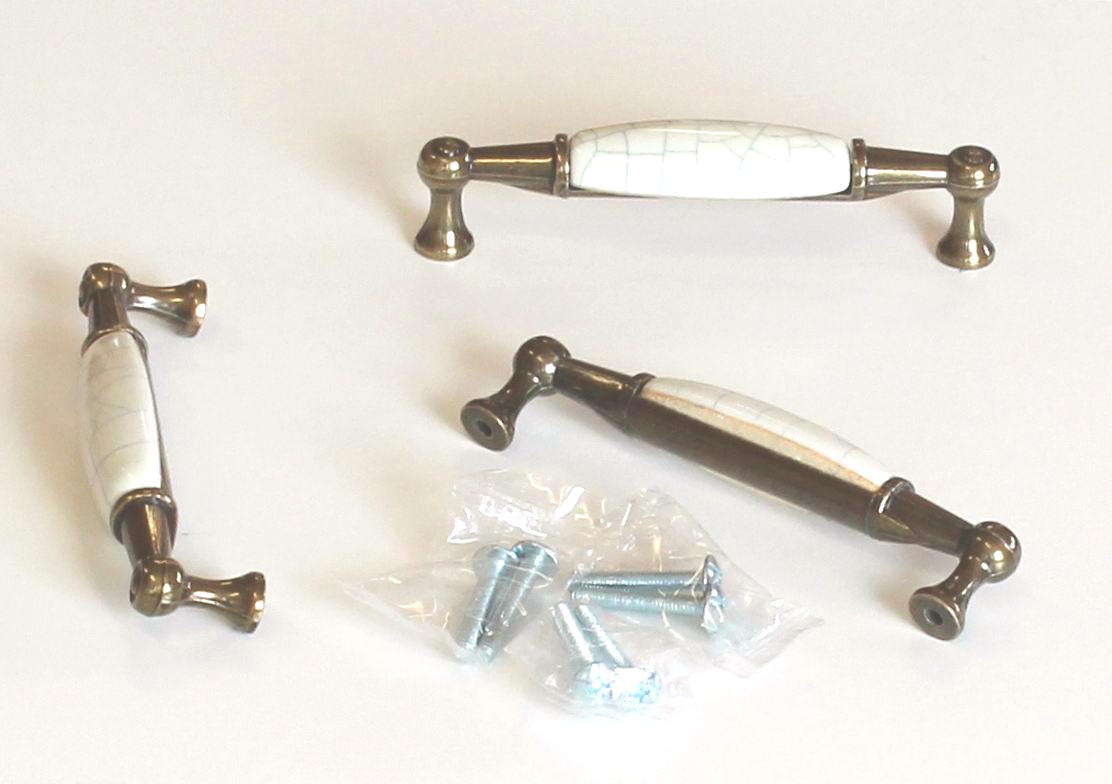 12937 úchytka ERIKA rozteč 96mm staromosaz porcelán