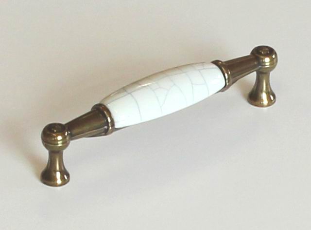 12937 úchytka ERIKA rozteč 96mm staromosaz porcelán