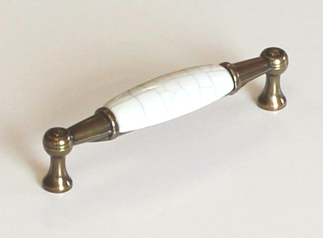 12937 úchytka ERIKA rozteč 96mm staromosaz porcelán