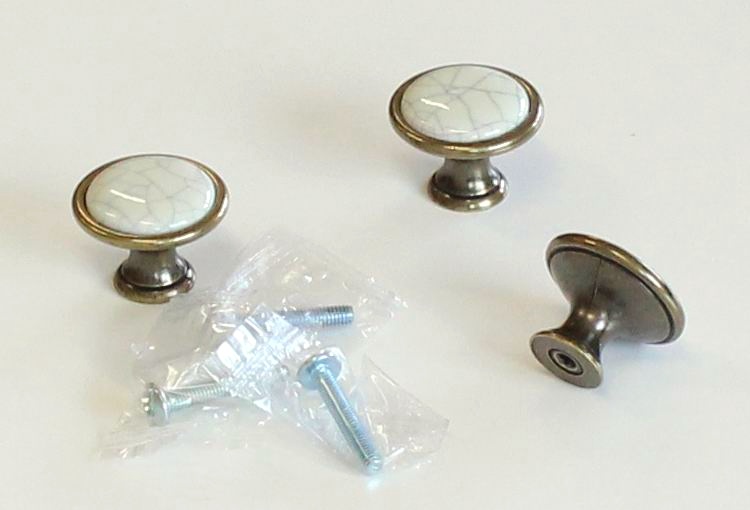 12938 knopka RUDA staromosaz porcelán popraskaný