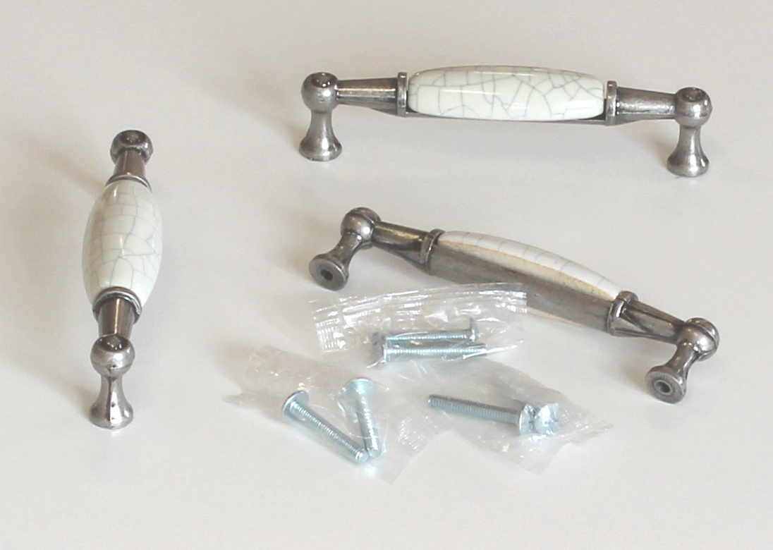 12939 úchytka ERIKA rozteč 96mm starostříbro. porcelán