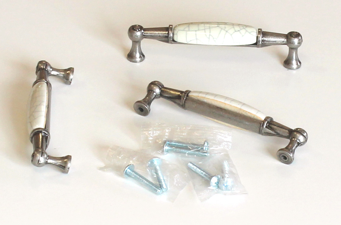 12939 úchytka ERIKA rozteč 96mm starostříbro. porcelán