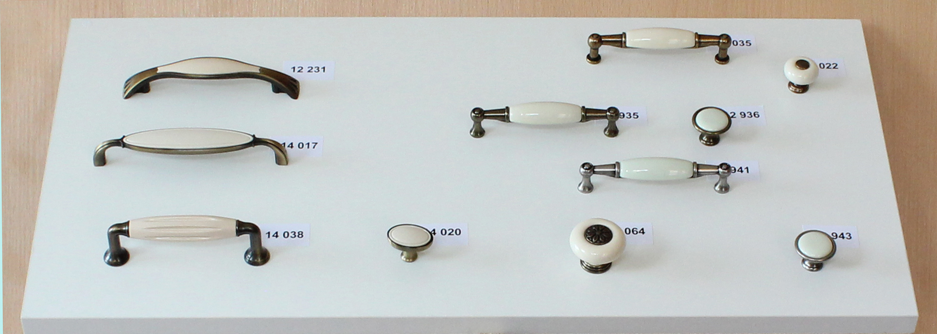 12941 úchytka ERIKA rozteč 96mm st.stříbrná porcelán