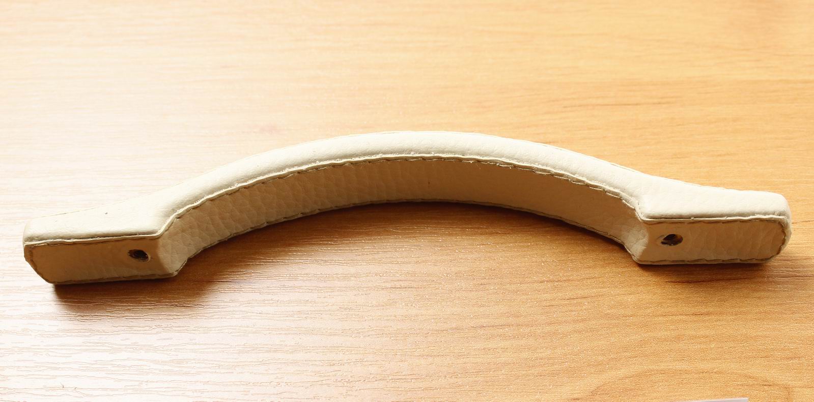 14016 úchytka rozteč 128mm kůže