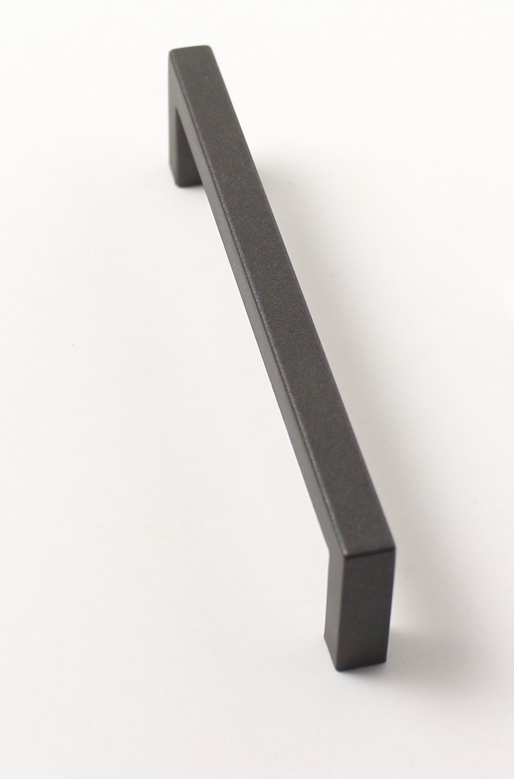14026 úchytka ALFA plast. rozteč 128mm titan stříbrný