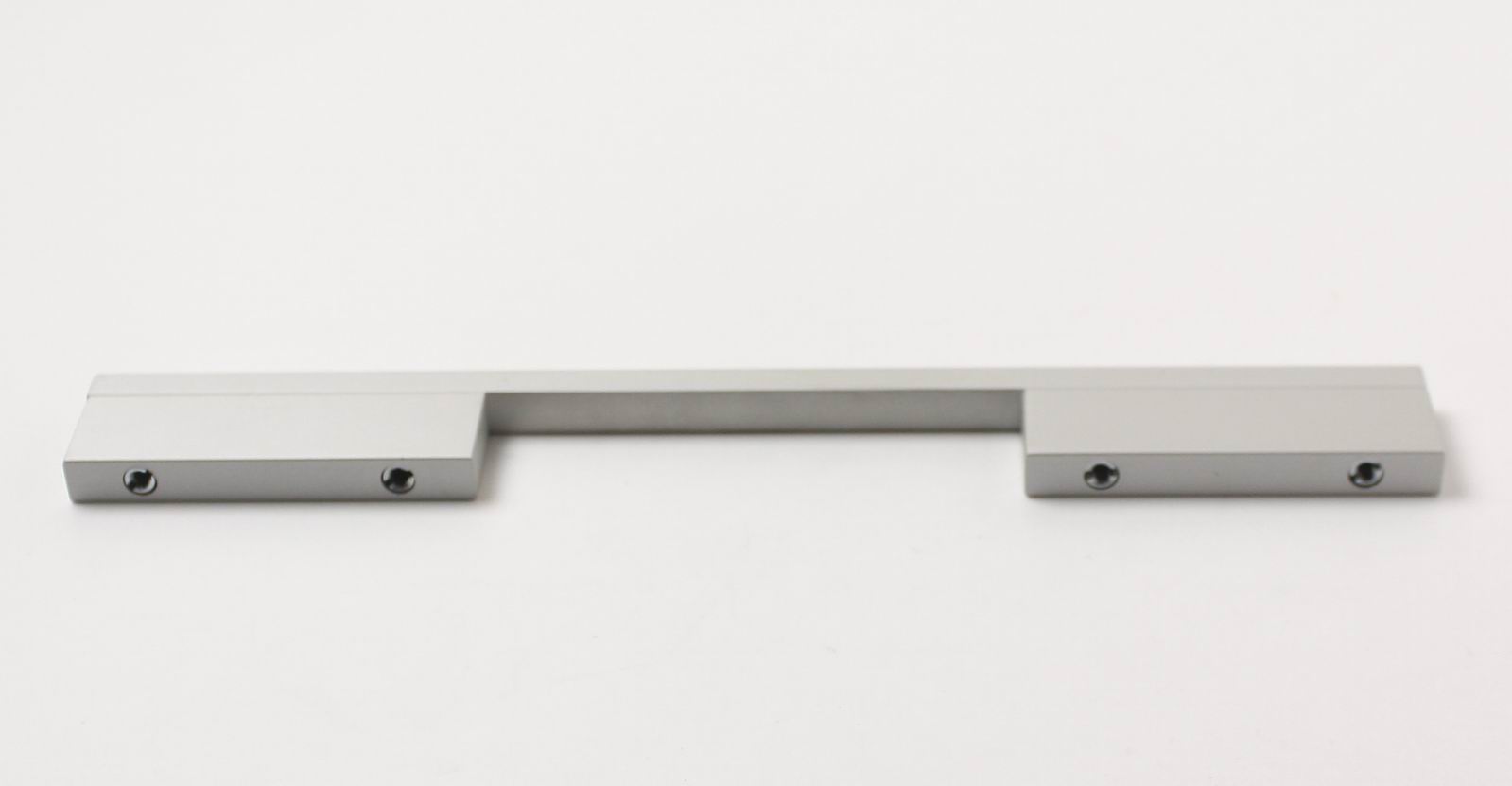 Nábytková úchytka PRESTIGE s roztečí 224 mm. Jednoduchý a funkční doplněk do interiéru.