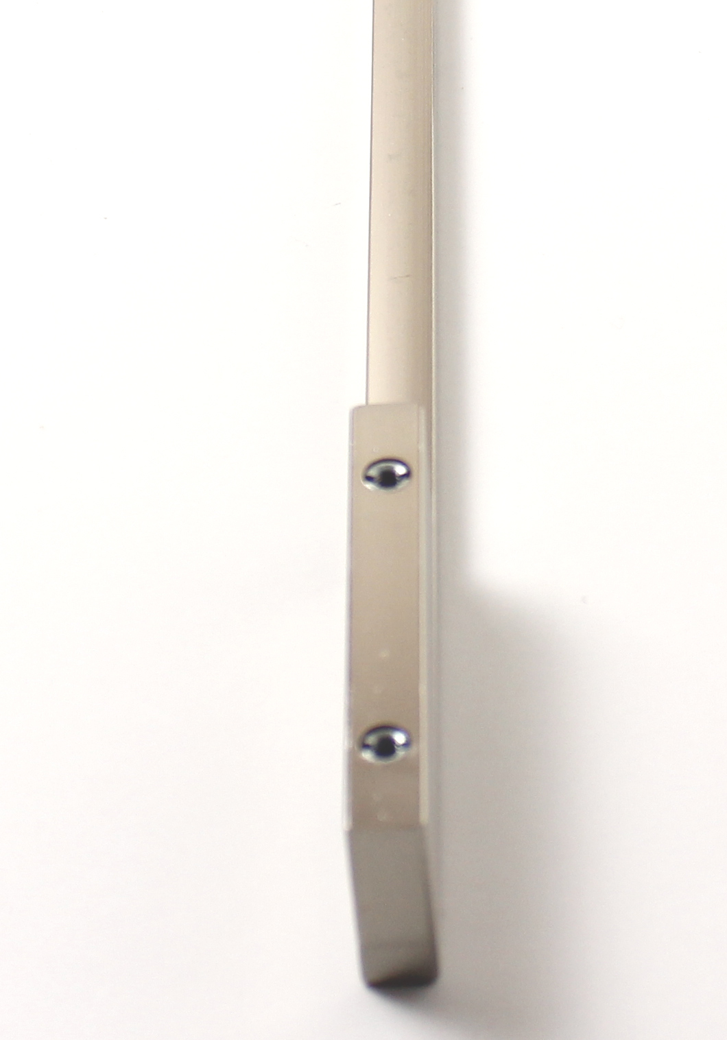 Nábytková úchytka PRESTIGE s roztečí 480 mm v povrchu broušený nikl. Praktický doplněk do interiéru.