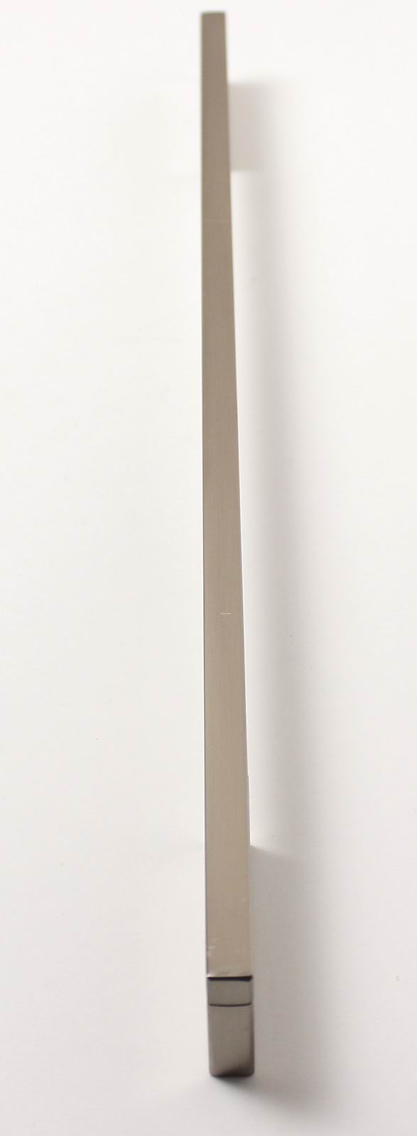 Nábytková úchytka PRESTIGE s roztečí 480 mm v povrchu broušený nikl. Praktický doplněk do interiéru.