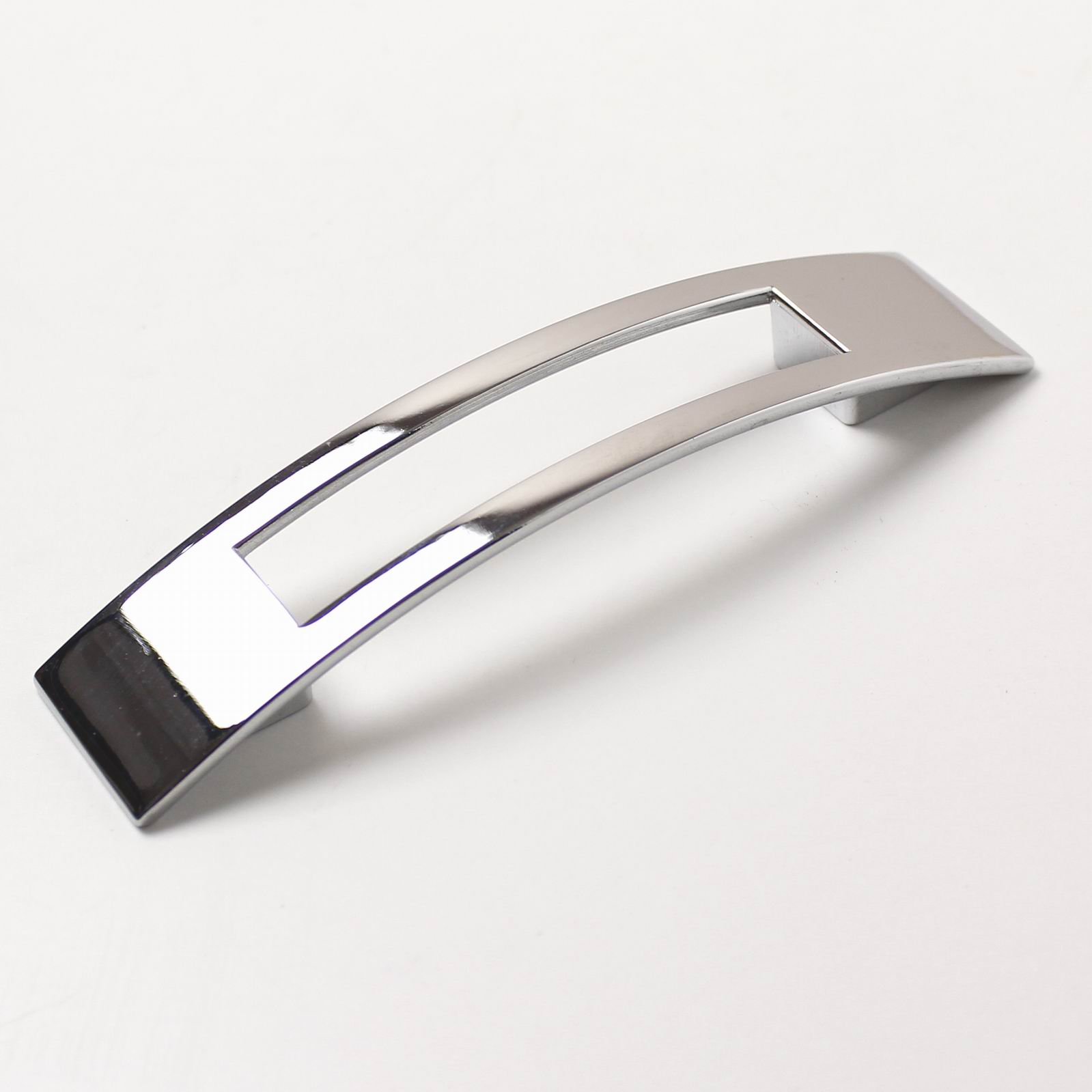 14132 úchytka BOSS rozteč 96mm chrom lesklý