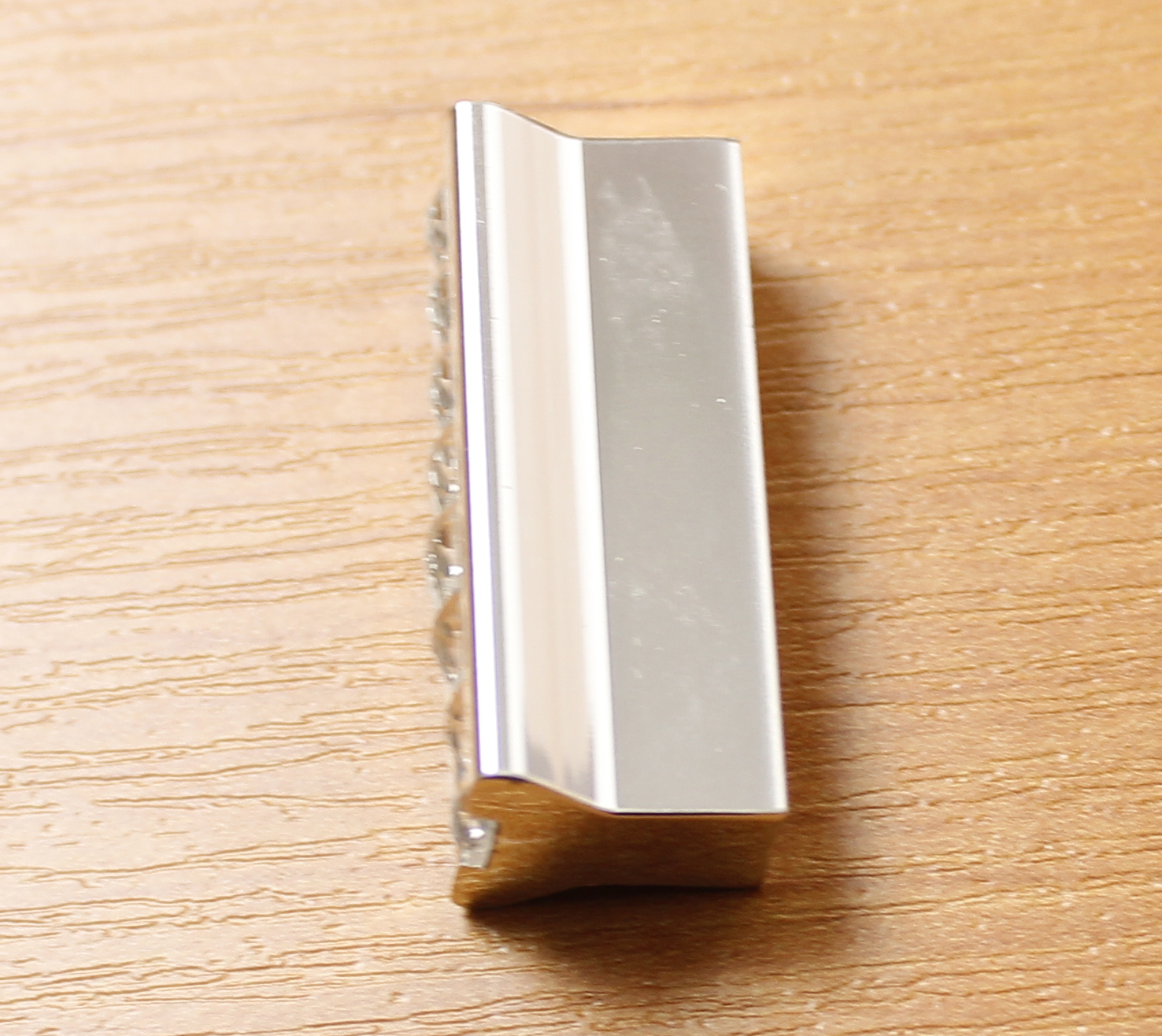 14508 úchytka plastová rozteč 16mm chrom lesk