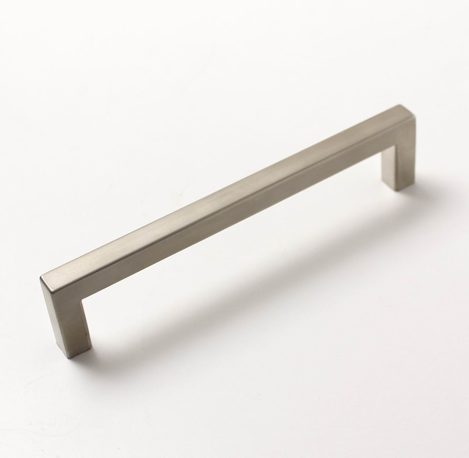 14514 úchytka plastová rozteč 128mm nikl broušený