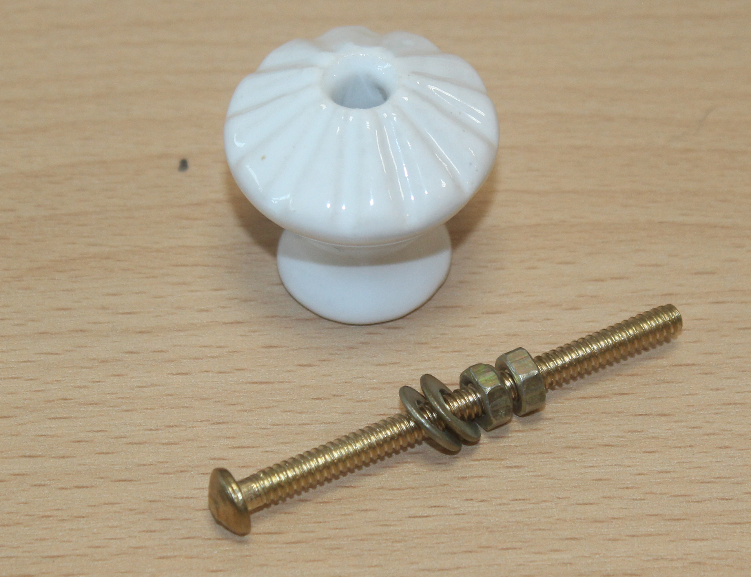 31012 knopka Bílá 35mm porcelán se šroubem
