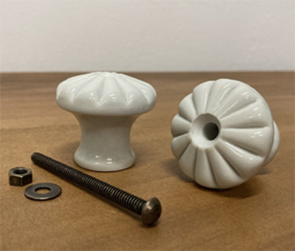 31012 knopka Bílá 35mm porcelán se šroubem