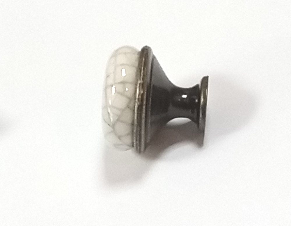 62145-knopka staromosaz porcelán popraskaný mramor