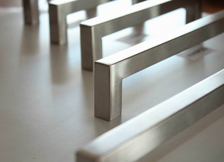 62436 úchytka TAMIKA rozteč 448mm nerez