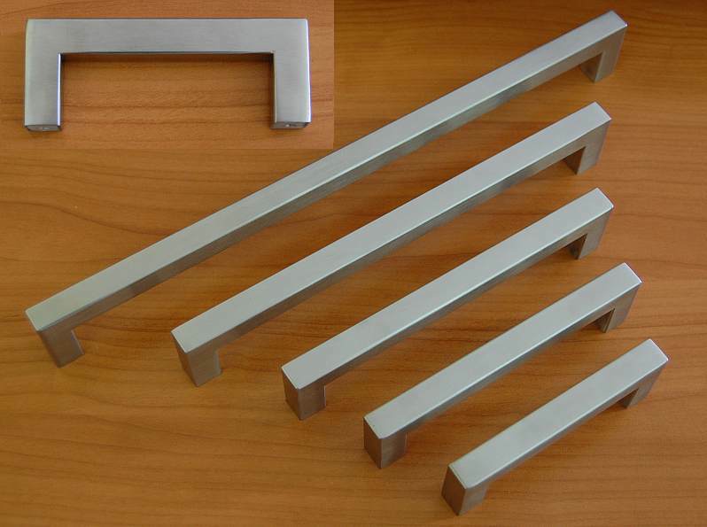 62438 úchytka TAMIKA rozteč 672mm nerez