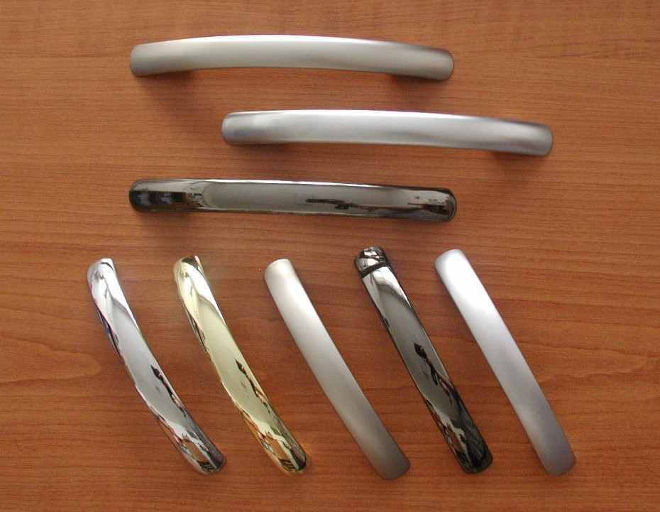 63187 úchytka CARMEN rozteč 64mm satén chrom