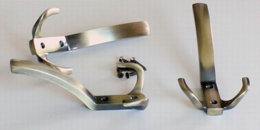 63402 věšák LAMA staromosaz