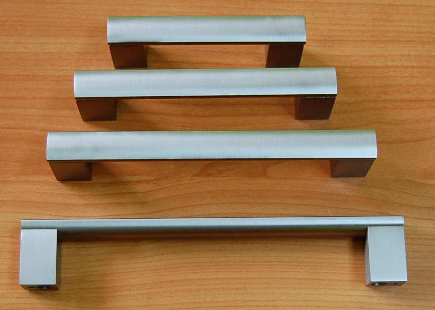 63494 úchytka PALMA rozteč 256mm broušený nikl