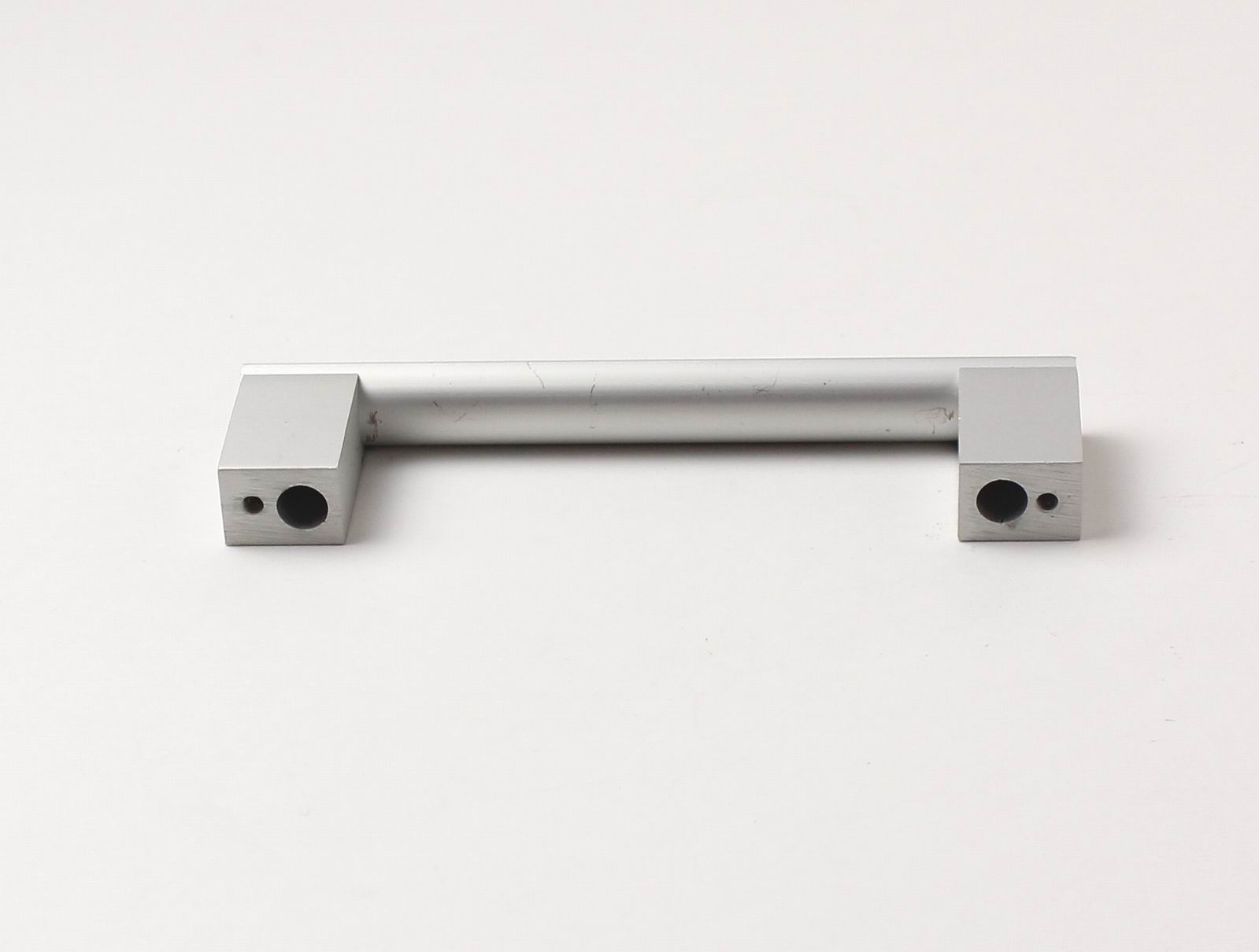 63731 úchytka XAVER rozteč 128mm hliník