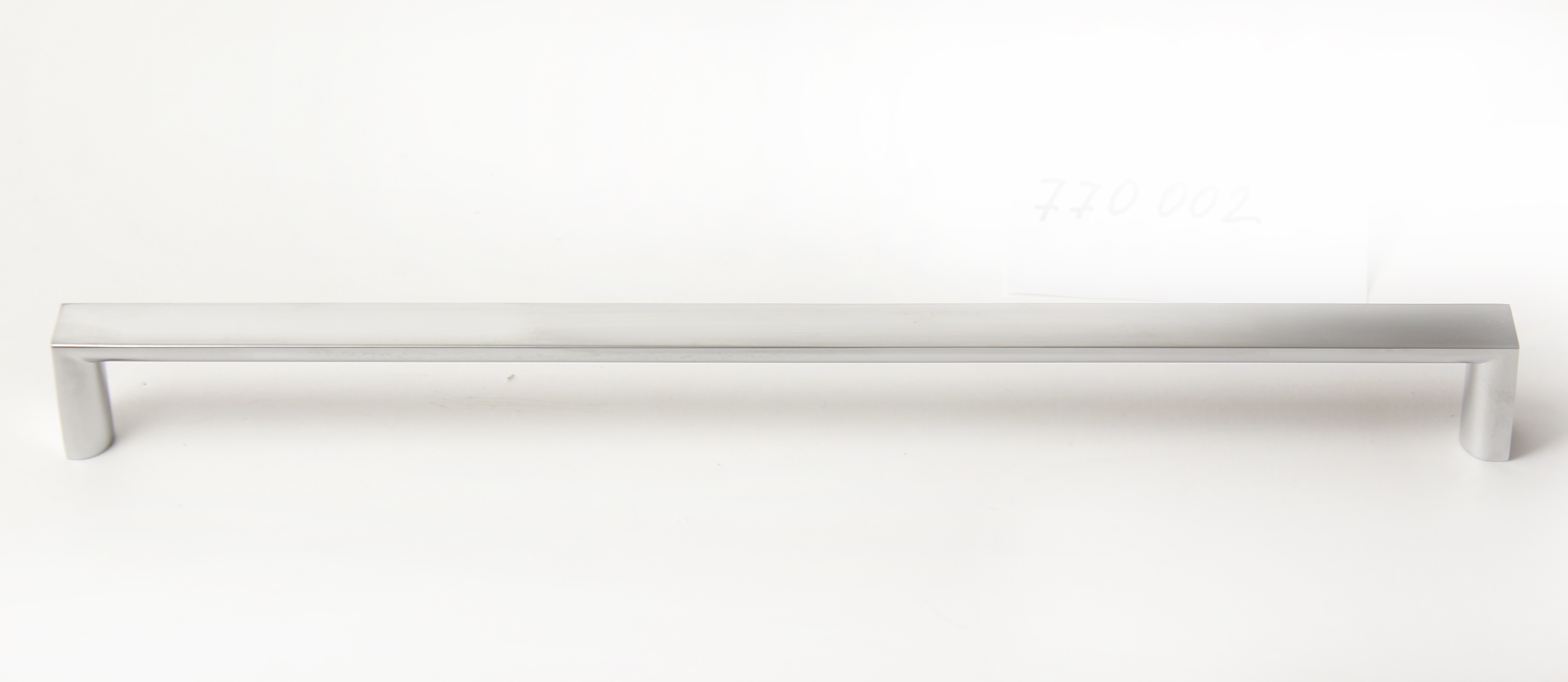 770002 úchytka rozteč 256mm satén chrom