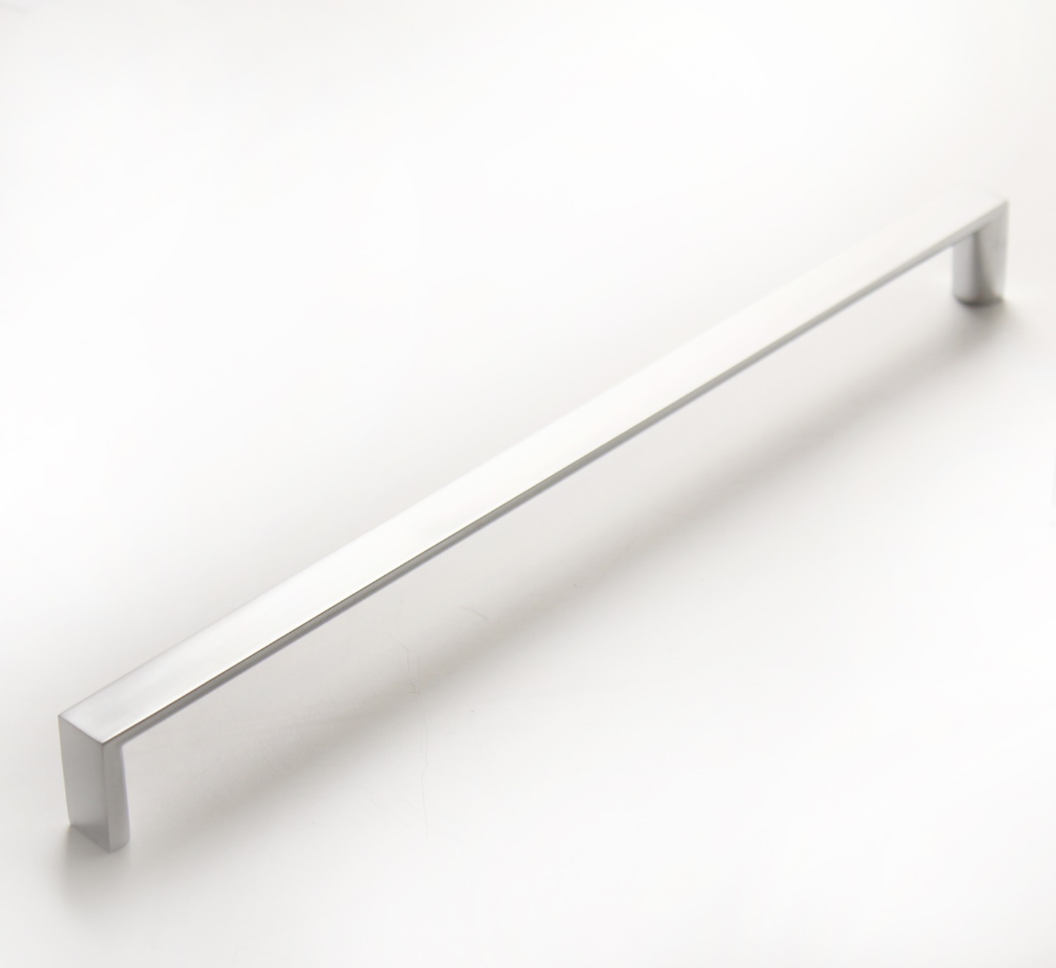 770002 úchytka rozteč 256mm satén chrom