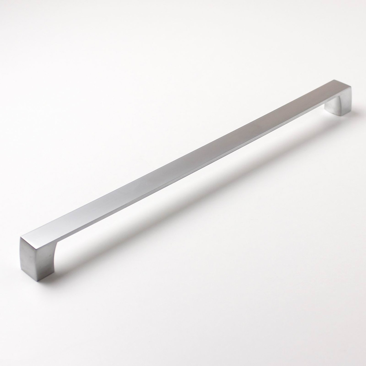 770111 úchytka JAKUB rozteč 320mm satén chrom