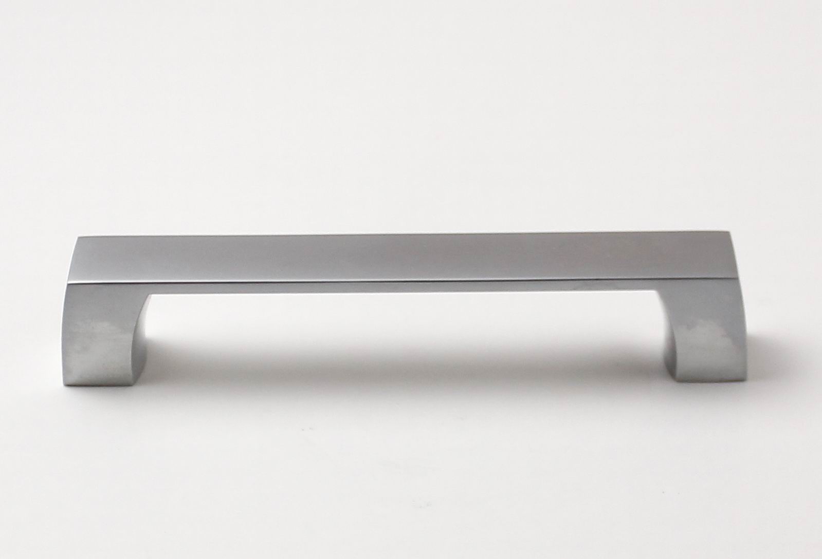 770123 úchytka JAKUB rozteč 128mm satén chrom