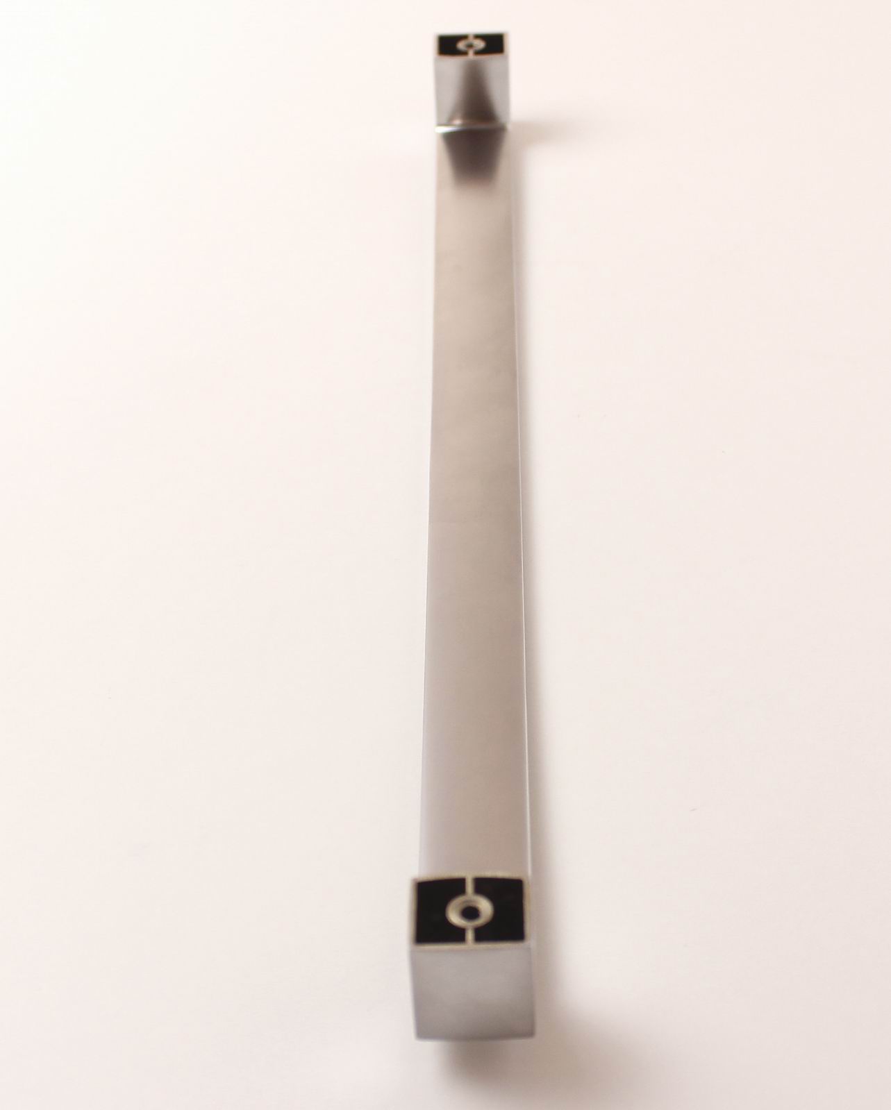 770136 úchytka VOJTA rozteč 320mm satén chrom