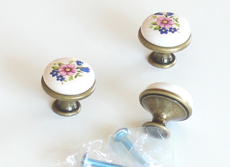 770167 knopka 29mm porcelán kytička