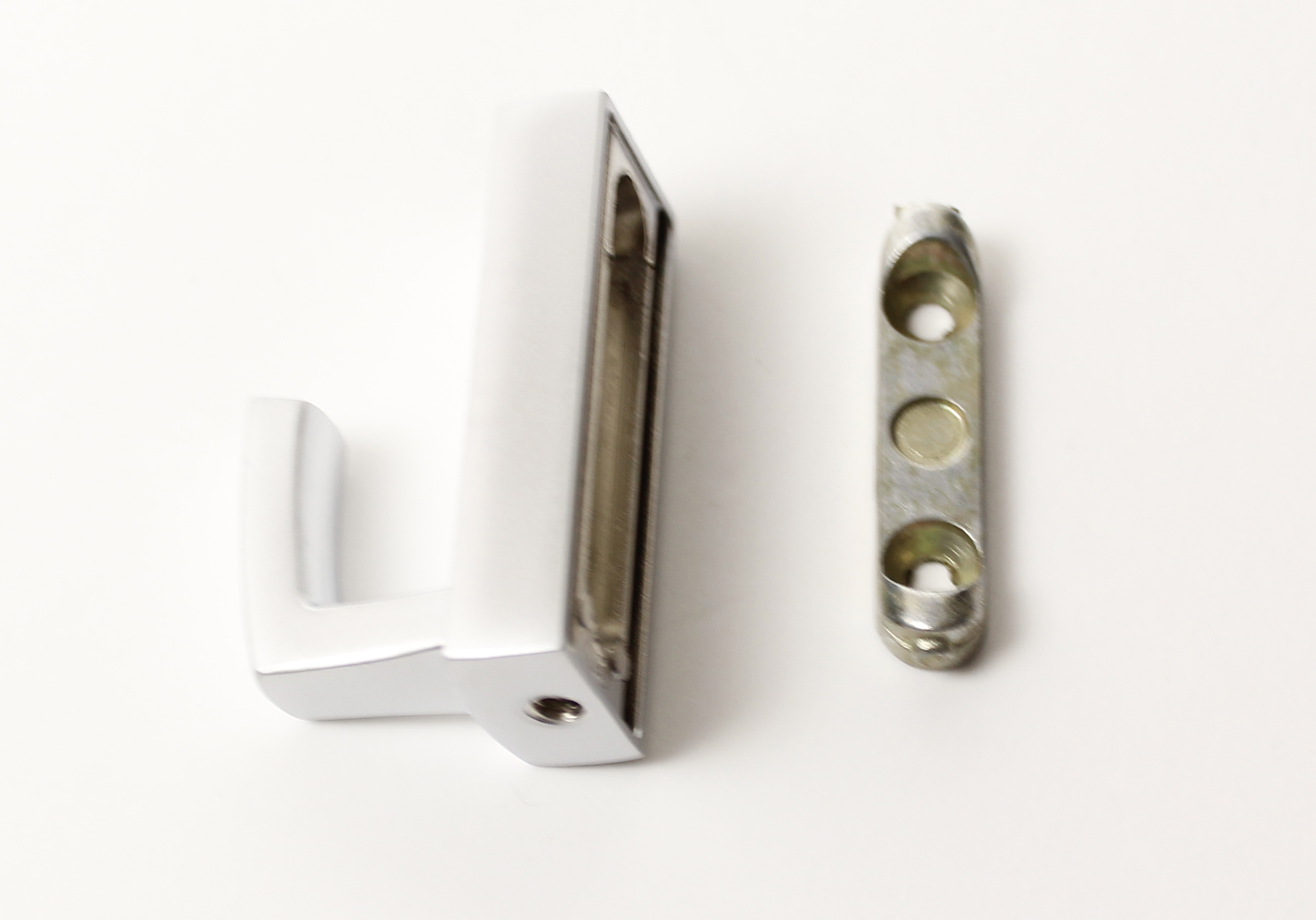 770191 háček kov satén chrom