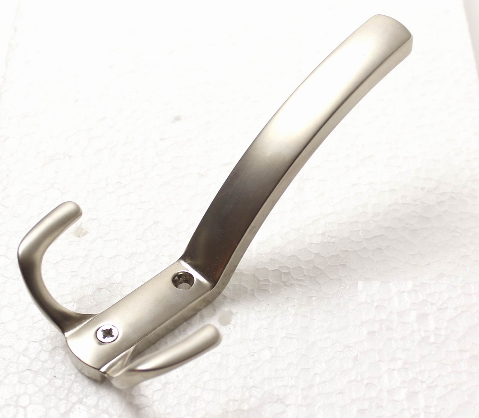 770220 věšák kov satén nikl