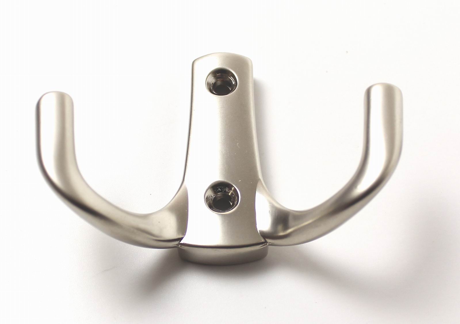 770249 věšák kov satén nikl