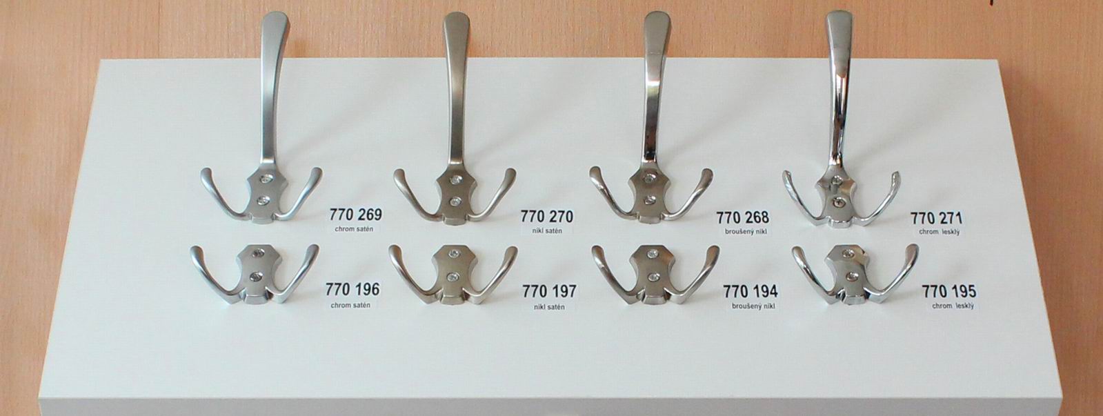 770269 věšák satén chrom