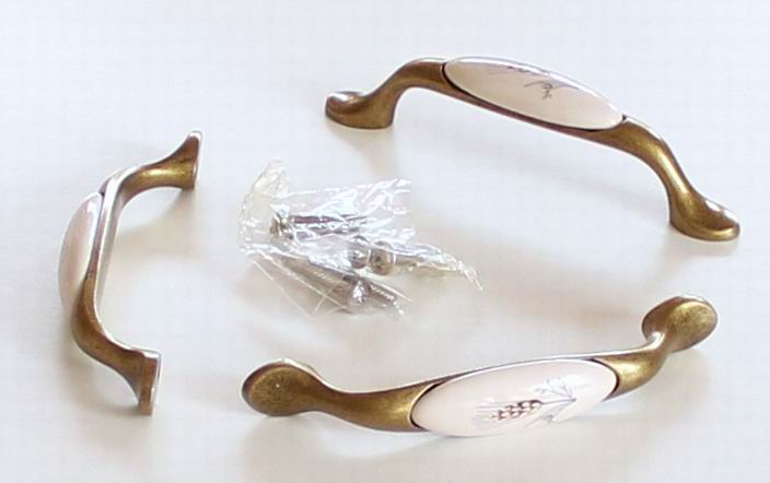770279 úchytka rozteč 96mm porcelán klásek