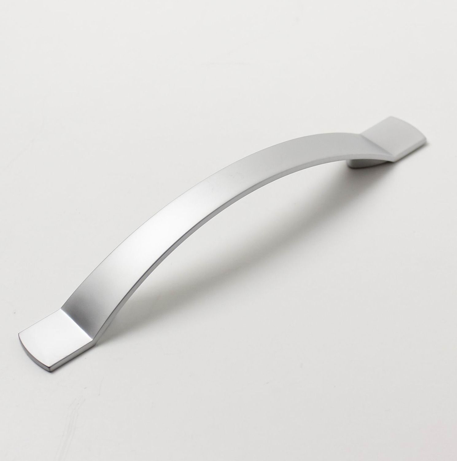 770367 úchytka  TERA rozteč 128mm satén chrom