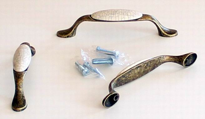 81003 úchytka rozteč 96mm staromos. mramor